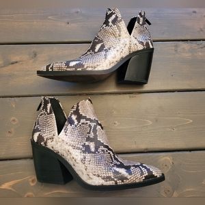 Vince camuto bibestie snake skin boot size 8 1/2